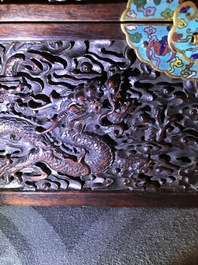 Une bo&icirc;te en bois de zitan aux montures en &eacute;maux cloisonn&eacute;s et anses en bronze dor&eacute;, Qing