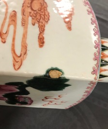 Een paar vierkante Chinese famille rose vazen met mythische dieren, 19/20e eeuw