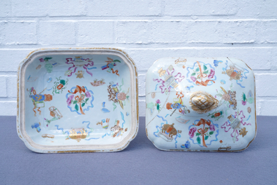 Een 9-delig Chinees famille rose servies met kostbaarhedendecor, Jiaqing/Daoguang