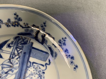Een paar Chinese blauw-witte borden met de Cao zussen, Chenghua merk, Yongzheng