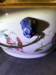 Vier stukken Chinees famille rose en grisaille porselein, 19/20e eeuw
