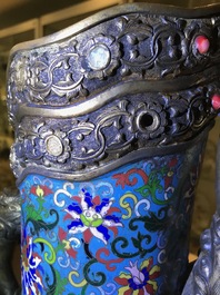 Une grande verseuse 'Duomuhu' en &eacute;maux cloisonn&eacute;s et bronze dor&eacute; incrust&eacute;, R&eacute;publique, 20&egrave;me