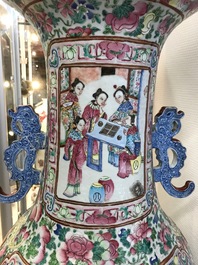 Een grote Chinese famille rose vaas met hofsc&egrave;nes, 19e eeuw