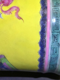 Een Chinese famille rose vaas met kostbaarheden op gele fondkleur, Yongzheng
