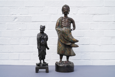 Twee grote Chinese en Japanse bronzen figuren van een onsterfelijke en een Arhat, 18/19e eeuw