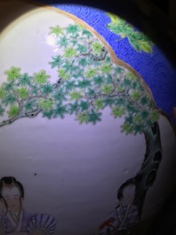 Une paire de grands vases en porcelaine de Chine famille rose &agrave; fond bleu, marque de Qianlong, 19&egrave;me