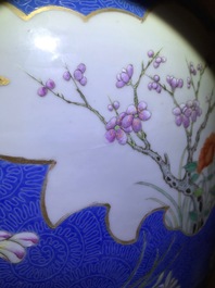 Une paire de grands vases en porcelaine de Chine famille rose &agrave; fond bleu, marque de Qianlong, 19&egrave;me