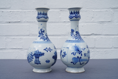 Une paire de vases en porcelaine de Chine bleu et blanc, Kangxi