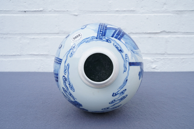 Un pot &agrave; gingembre en porcelaine de Chine bleu et blanc, marque de Jiajing, Kangxi