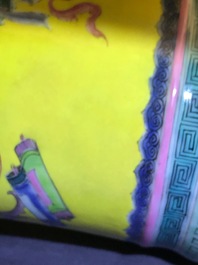 Een Chinese famille rose vaas met kostbaarheden op gele fondkleur, Yongzheng
