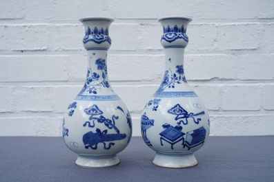 Une paire de vases en porcelaine de Chine bleu et blanc, Kangxi