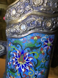 Une grande verseuse 'Duomuhu' en &eacute;maux cloisonn&eacute;s et bronze dor&eacute; incrust&eacute;, R&eacute;publique, 20&egrave;me