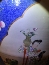 Une paire de grands vases en porcelaine de Chine famille rose &agrave; fond bleu, marque de Qianlong, 19&egrave;me