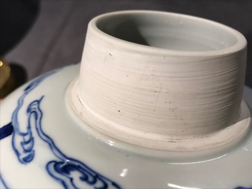 Un pot &agrave; gingembre en porcelaine de Chine bleu et blanc, marque de Jiajing, Kangxi