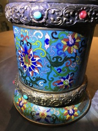 Une grande verseuse 'Duomuhu' en &eacute;maux cloisonn&eacute;s et bronze dor&eacute; incrust&eacute;, R&eacute;publique, 20&egrave;me