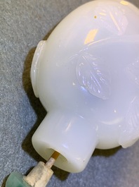 Drie Chinese gestoken witte jade snuifflessen met reli&euml;fdecor, 19/20e eeuw