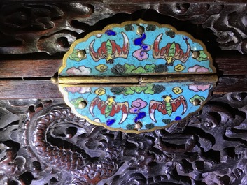 Une bo&icirc;te en bois de zitan aux montures en &eacute;maux cloisonn&eacute;s et anses en bronze dor&eacute;, Qing