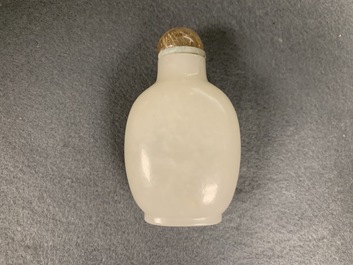 Drie Chinese gestoken witte jade snuifflessen met reli&euml;fdecor, 19/20e eeuw
