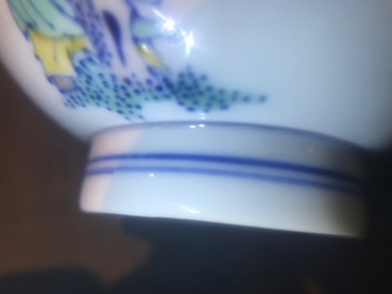 Een Chinese doucai kom met figuren in een landschap, Kangxi merk, 19/20e eeuw