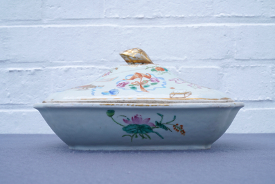 Een 9-delig Chinees famille rose servies met kostbaarhedendecor, Jiaqing/Daoguang