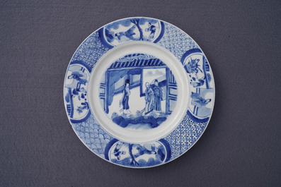 Deux assiettes en porcelaine de Chine bleu et blanc &agrave; d&eacute;cor de 'La Romance de la chambre de l'ouest', marque et &eacute;poque de Kangxi