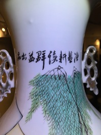 Drie Chinese famille roze vazen met figuren in tuinen, 19/20e eeuw