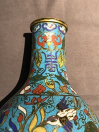 Een Chinese cloisonn&eacute; vaas en een verguld bronzen groep, 18/19e eeuw