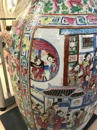 Een grote Chinese famille rose vaas met hofsc&egrave;nes, 19e eeuw