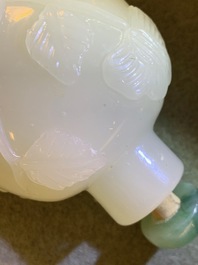 Drie Chinese gestoken witte jade snuifflessen met reli&euml;fdecor, 19/20e eeuw