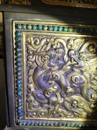 Un table d'autel pliant de type 'tepchog' en bronze dor&eacute; et cuivre repouss&eacute;, Tibet, 19&egrave;me