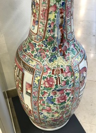 Een grote Chinese famille rose vaas met hofsc&egrave;nes, 19e eeuw