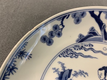 Een paar Chinese blauw-witte borden met de Cao zussen, Chenghua merk, Yongzheng