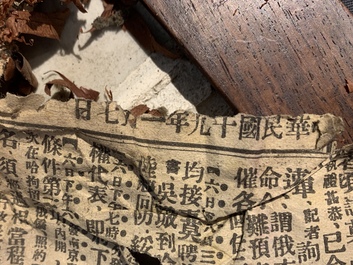 Een fijne Chinese grisaille 'winterlandschap' plaquette in houten tafelscherm, Republiek, 20e eeuw