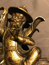 Een Chinese cloisonn&eacute; vaas en een verguld bronzen groep, 18/19e eeuw