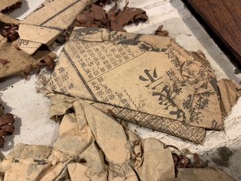 Een fijne Chinese grisaille 'winterlandschap' plaquette in houten tafelscherm, Republiek, 20e eeuw