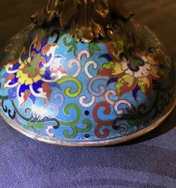 Une grande verseuse 'Duomuhu' en &eacute;maux cloisonn&eacute;s et bronze dor&eacute; incrust&eacute;, R&eacute;publique, 20&egrave;me