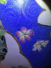 Une paire de grands vases en porcelaine de Chine famille rose &agrave; fond bleu, marque de Qianlong, 19&egrave;me