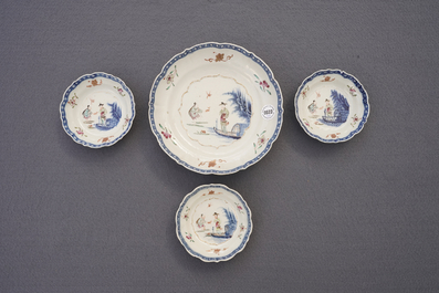 Vier Chinese famille rose koppen, drie schotels en een bord, Qianlong