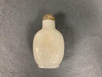 Drie Chinese gestoken witte jade snuifflessen met reli&euml;fdecor, 19/20e eeuw
