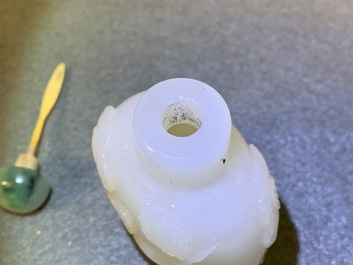 Drie Chinese gestoken witte jade snuifflessen met reli&euml;fdecor, 19/20e eeuw