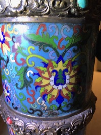 Une grande verseuse 'Duomuhu' en &eacute;maux cloisonn&eacute;s et bronze dor&eacute; incrust&eacute;, R&eacute;publique, 20&egrave;me