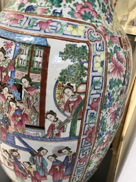 Een grote Chinese famille rose vaas met hofsc&egrave;nes, 19e eeuw