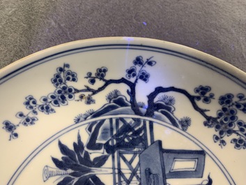 Een paar Chinese blauw-witte borden met de Cao zussen, Chenghua merk, Yongzheng