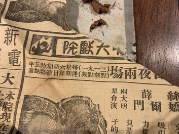 Een fijne Chinese grisaille 'winterlandschap' plaquette in houten tafelscherm, Republiek, 20e eeuw