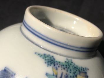 Een Chinese doucai kom met figuren in een landschap, Kangxi merk, 19/20e eeuw