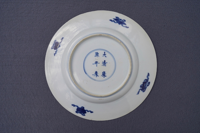 Deux assiettes en porcelaine de Chine bleu et blanc &agrave; d&eacute;cor de 'La Romance de la chambre de l'ouest', marque et &eacute;poque de Kangxi