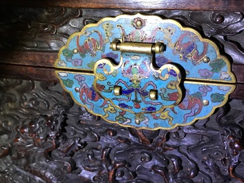 Une bo&icirc;te en bois de zitan aux montures en &eacute;maux cloisonn&eacute;s et anses en bronze dor&eacute;, Qing