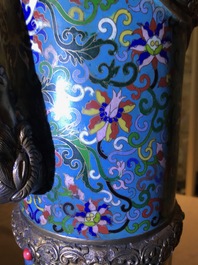 Une grande verseuse 'Duomuhu' en &eacute;maux cloisonn&eacute;s et bronze dor&eacute; incrust&eacute;, R&eacute;publique, 20&egrave;me