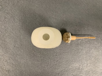 Drie Chinese gestoken witte jade snuifflessen met reli&euml;fdecor, 19/20e eeuw