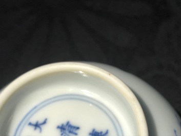 Een Chinese doucai kom met figuren in een landschap, Kangxi merk, 19/20e eeuw